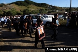 (Ceremonia e varrimit të policit të Kosovës, Enver Zymberi, i cili u vra në aksionin e 25 korrikut të vitit 2011, AFP)