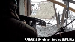 Încercuit în orașul Torețk, comandantul ucrainean Bohdan Kușnir și șase camarazi de-ai săi dintr-o unitate de poliție au ținut piept rușilor timp de o lună, într-o casă distrusă