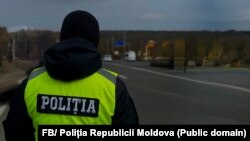 Un polițist de patrulare pe un traseu din R. Moldova, asigurând siguranța rutieră.