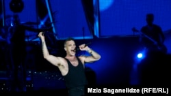 Роби Уилямс по време на концерт през 2016 г.