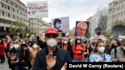 Protest la Praga împotriva președintelui Milos Zeman, acuzat că ar ține partea Rusiei în confruntarea cu Republica Cehă legată de explozia din 2014 de la un depozit de muniții, Praga 29 aprilie 2021.