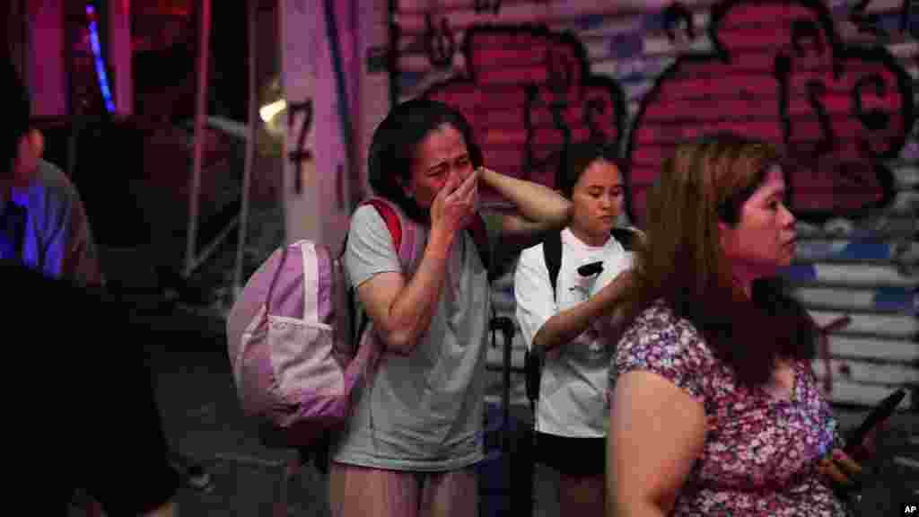 Emberek kimenekítése Tal Avivban, egy iráni rakétatámadást követően. Az izraeli miniszterelnök vasárnap felkereste azt a Tel-Aviv melletti lakónegyedet, amelyet szombat éjjel az irániak támadtak. Benjámin Netanjahu azt mondta, hogy Irán „súlyos árat” fog fizetni a civil áldozatokért. Irán azóta újabb rakétacsapást indított Tel Aviv ellen