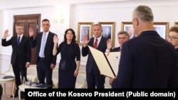 Bivši predsednik Kosova, Hašim Tači, imenovao je Radomira Labana (drugog s leva) za sudiju Ustavnog suda u avgustu 2018. godine.