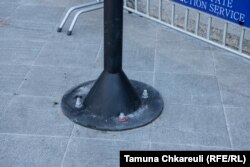 ჯვარი სახრახნისებითაა ჩამაგრებული