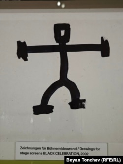 Една от рисунките на Корбейн за сценичните екрани по време на световното турне на Депеш Мод от 2002 г. "Black Celebration". От изложбата Anton Corbijn: Favourite Darkness, Виена, 2025.