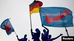 Suporterii partidului anti-imigrație AfD pe când el abia își începea ascensiunea, în 2014. Criticii lui Merkel spun că deschiderea granițelor ar fi propulsat formațiunea xenofobă spre culmile de popularitate actuale.