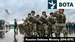 Ushtarët rusë marshojnë gjatë ceremonisë së hapjes së stërvitjeve të përbashkëta ruso-bjelloruse "Zapad-2021" në shtator 2021.