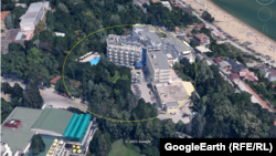 Почвината база в курортен комплекс "Чайка" е близо до морето. Снимката е от Google Earth.