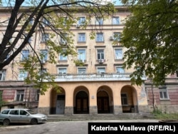 В Блок 2 се помещава и библиотеката на Философския факултет.