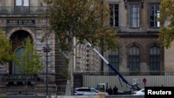 Камионът с механична стълба, използван от крадците.