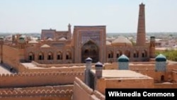 Вид на город Бухару (Узбекистан), через который пролегал Великий шелковый путь.
