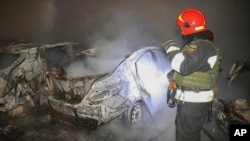 Украински пожарникари гаснеа пожар откако руски проектил погоди станбена зграда во Днипро на 6 јануари 2024 година.