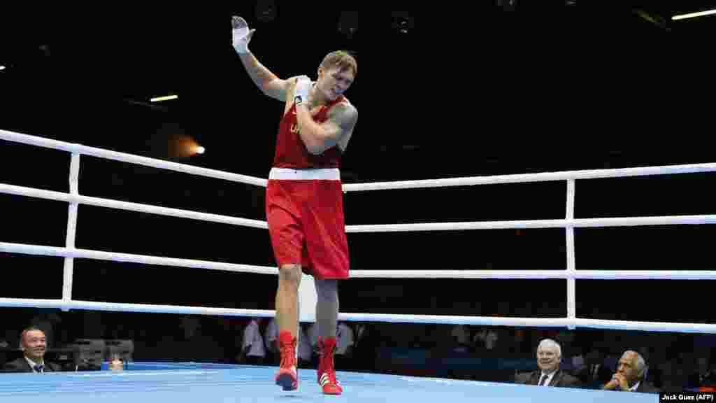 Usik slavi osvajanje zlata na Olimpijskim igrama u Londonu 2012. godine.Nakon stotina amaterskih borbi, Usik je izabran u ukrajinski tim za Olimpijske igre 2008. godine, ali je izgubio od Italijana Clementea Russoa. Četiri godine kasnije, ponovo se suočio s Italijanom u teškoj kategoriji i osvojio zlato. Dva dana kasnije, njegov otac je preminuo, ali mu je prije toga telefonom rekao da ga voli – trenutak koji Usik i danas pamti.