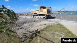 Munkagépek dolgoznak a kikötő építésén a balatonföldvári Nyugati strandon 2024. szeptember 29-én