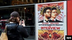 Плакат до комедії «Інтерв’ю» у Нью-Йорку. 18 грудня 2014 року