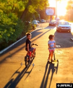 Cei doi copii ai lui Mircea ocupă cea mai mare parte a timpului pe care îl au el și soția lui. Ipoteza unui al treilea copil este exclusă de cei doi. În privința motivelor pentru al doilea copil, Mircea mărturisește că își dorea „și băiat, și fată”.