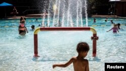 Ljudi na javnom bazenu u Portlandu, 27. juni 2021. 