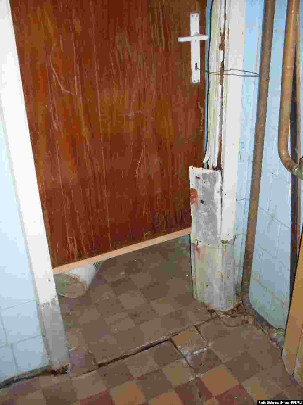 Бојлери течат, славини течат, ѕидови паѓаат, седишта нема, вели директорот на салата Никола Босилковски. 