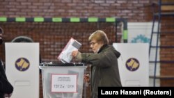 Një qytetare në Prishtinë duke votuar në zgjedhjet e parakohshme parlamentare të 14 shkurtit. 