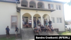 Kako tvrde meštani Vrbovca u protestu, u kosovskim i srpskim institucijama se zapošljavaju ljudi koji žive u Srbiji, a ne na Kosovu i da ima i onih koji primaju duple plate dok “za običan narod nema zaposlenja”, Vitina, 6. avgust 2021. 