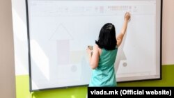 Илустрација - Наставничка на час