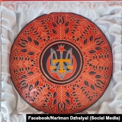 В центре размещены три герба, которые являются символами трех народов