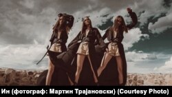 Фотографија од едиторијал на Елена Реи (во средината)