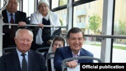 Президент Узбекистана Шавкат Мирзияев в трамвае в Самарканде.
