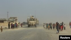 Иракские и американские подкрепления входят в город Каяра, освобожденный от исламистских боевиков 28 августа 2016 года 