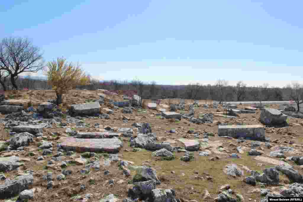 Autori knjiga o stećcima uglavnom nisu obilazili lokalitet Podveležja. 347 registriranih stećaka s Podveležja u literaturi nisu ušli u sumu od oko 60 hiljada stećaka u današnjim granicama Bosne i Hercegovine, govori doc. dr. Adis Zilić, profesor srednjovjekovne historije na Fakultetu humanističkih nauka Univerziteta &ldquo;Džemal Bijedić&rdquo;, autor knjige &ldquo;Stećci Podveležja&rdquo; iz 2016. godine.