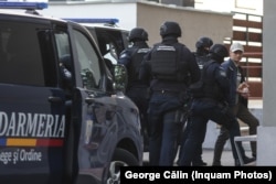 Alexandru Bălan, fost director adjunct al Serviciului de Informații și Securitate (SIS) din Republica Moldova, este adus de către jandarmi la sediul central al DIICOT din București, 9 septembrie 2025.