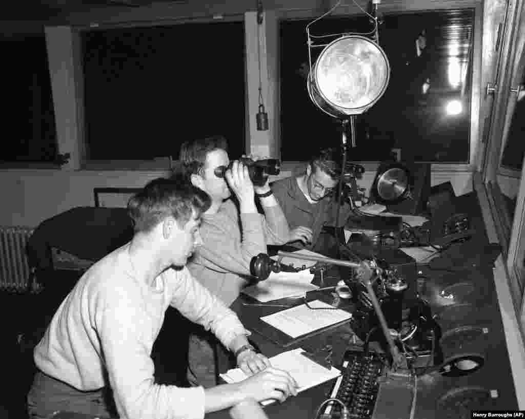 Трима американски войници координират тежкия въздушен трафик на Темпелхоф на 1 юли, 1948 г.