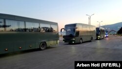 Autobusët e FSK-së brenda aeroportit të Prishtinës presin që të transportojnë afganët.