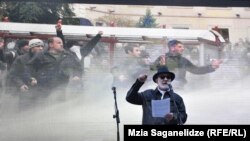 Общественный активист и экс-министр в правительстве Саакашвили Гога Хаиндрава на митинге перед театром Руставели