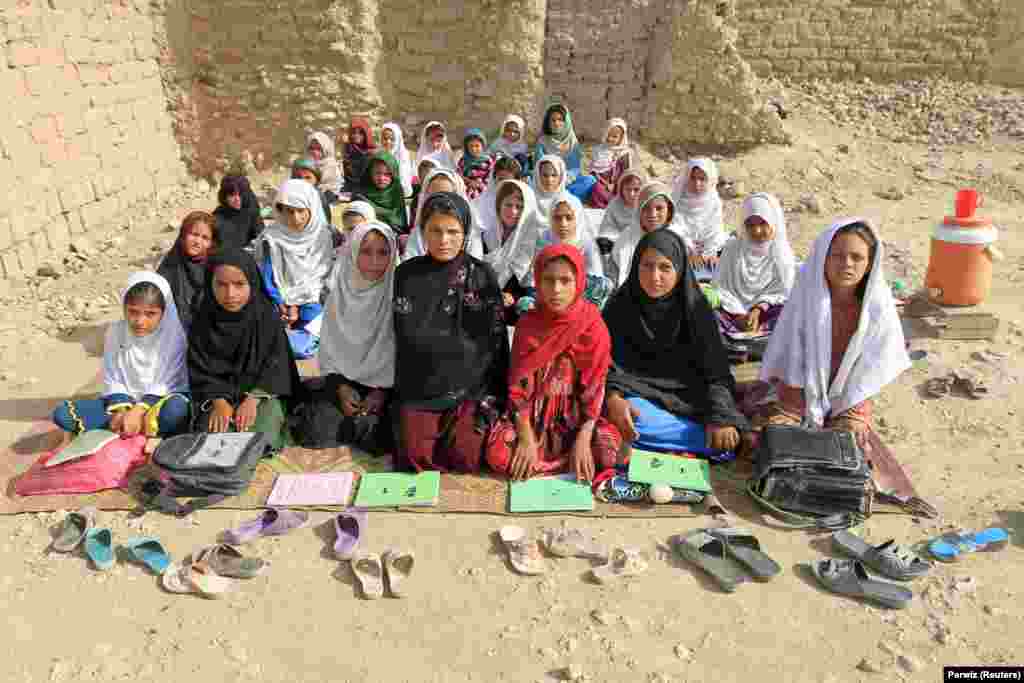 Učiteljica Mahajera Armani i učenice iz njenog razreda poziraju za zajedničku fotografiju. (Džalalabad, 19. septembar 2015) &nbsp;