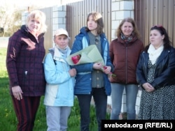 Anastasia Peravoshchykava is met by friends and family upon her release from prison on May 9.