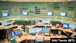 Szakemberek a Paksi Atomerőmű négyes reaktorának vezérlőtermében 2019. június 25-én