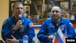 Тери Виртс (вляво) и Антон Шкаплеров преди мисията им през 2014 г.