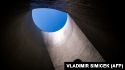 Építőmunkás dolgozik a nyugat-szlovákiai Mochovce atomerőmű harmadik és negyedik blokkjának hűtőtornyában 2019. július 2-án