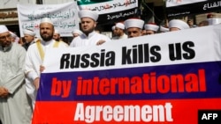 Članovi Sunitskog komiteta islamskih učenika ispred Ambasade Rusije u Bejrutu na protestu protiv ruske intervencije u Siriji. 14. oktobar 2015