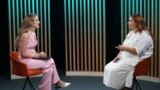 Autoarea podcastului video „Pe Agendă”, Cristina Popușoi (stânga), în discuție cu membra Consiliului Superior al Magistraturii (CSM), judecătoarea Livia Mitrofan.