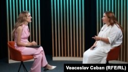 Autoarea podcastului video „Pe Agendă”, Cristina Popușoi (stânga), în discuție cu membra Consiliului Superior al Magistraturii (CSM), judecătoarea Livia Mitrofan.
