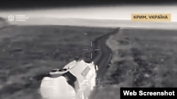 Поражение российской радиолокационной станции «Небо-М» в аннексированном Крыму. Скриншот кадра с видео ГУР МО Украины