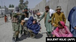 Ljudi sa svojim stvarima žure da prođu u Pakistan na granici s Afganistanom u Spin Boldaku 25. septembra 2021.