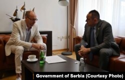 Ministri i Mbrendshëm i Serbisë, Aleksandar Vulin gjatë takimit me drejtorin e Qendrës ruse për Kulturë, Jevgenij Baranov. Beograd, 24 maj, 2021.