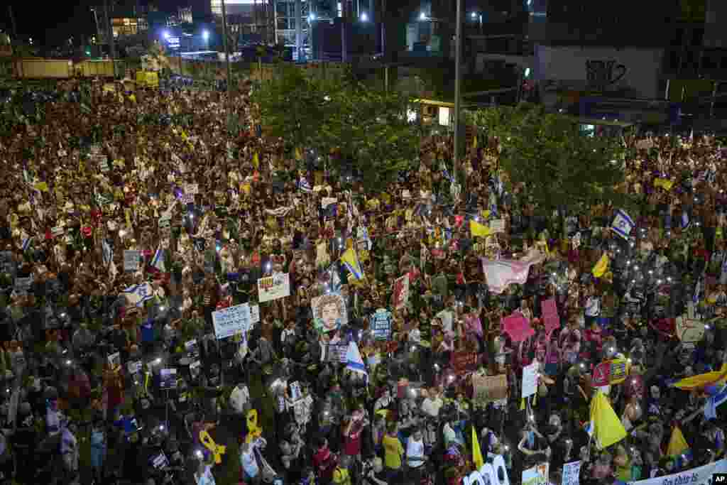 Njerëzit marrin pjesë në një protestë duke kërkuar përfundimin e luftës dhe lirimin e menjëhershëm të pengjeve, në Tel Aviv, Izrael, më 23 gusht 2025.