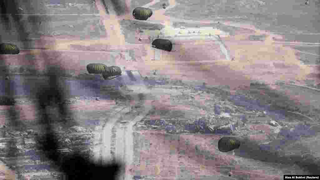 Jordanska vojska ispušta humanitarnu pomoć nad Gazom.