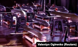 Noua dronă-rachetă Peklo, de fabricație ucraineană, este prezentată în cadrul unei expoziții dedicate Zilei Forțelor Armate Ucrainene - 6 decembrie 2024.