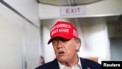 Претседателот на САД, Доналд Трамп, разговара со претставници на медиумите во авионот „Ер Форс Уан“ на пат кон Њу Џерси