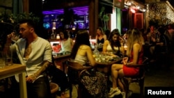 Луѓе во кафуле во Грција